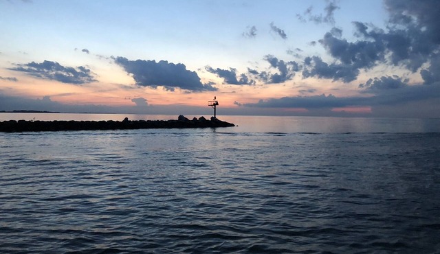 Lake Front Cottage Perfect for Fisherman, Birders, and Family Vacations. in Oak Harbor
