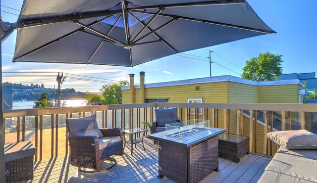 Lake Union Sunset Views | Top Floor 2BR View Deck in Seattle