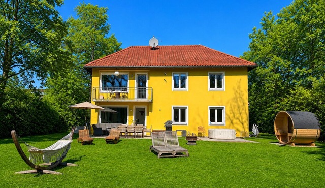 Large dream house in noble suburb of Munich, 15min. City centre, 12min. lake in Gräfelfing