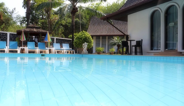 Large villa incl. pool, breakfast, maids, electricity & chef! Perfect for groups in Chalong