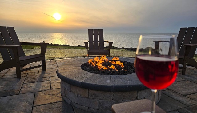 Luxurious 3-BR Lakefront Cottage on Lake Erie - Book Your Lakeside Retreat Today in Mentor-on-the-Lake