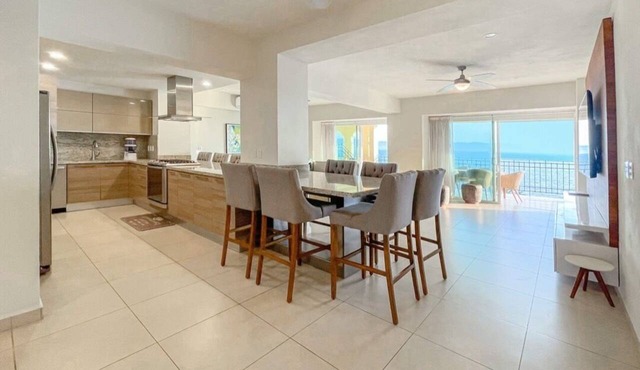 Luxurious and upgraded condominium with unparalleled ocean views!