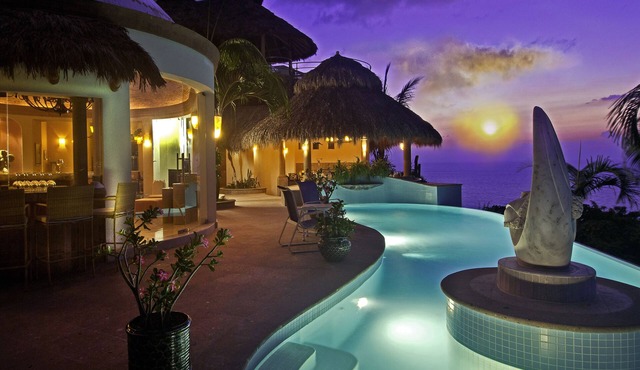 LUXURY 8750 SQ FT VILLA 5 BEDROOM 7 BATH WITH PREMIER LOCATION TO BEACH AND TOWN