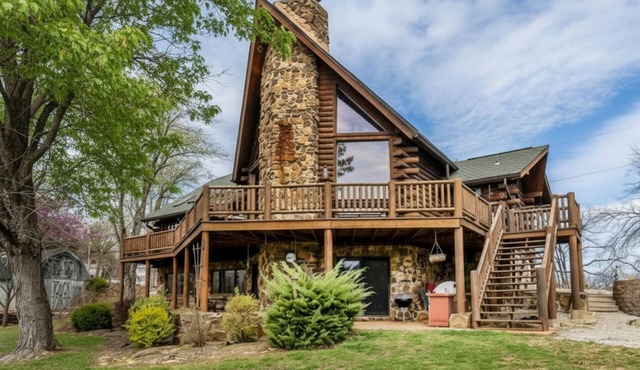 Luxury Log Cabin w/Beach & Dock Sleeps 12 in Goreville