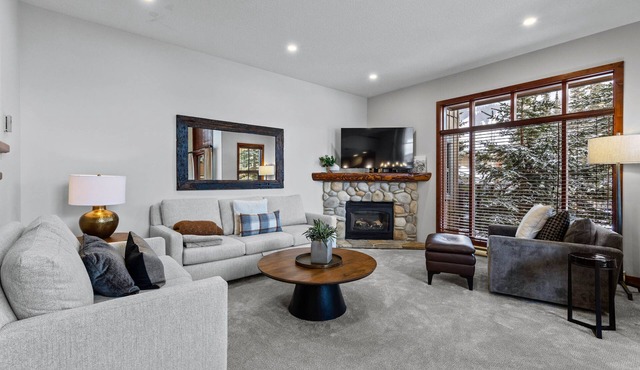 Magnificent multi level 3 bedroom + den townhouse, close to Morrisey lift in Sun Peaks