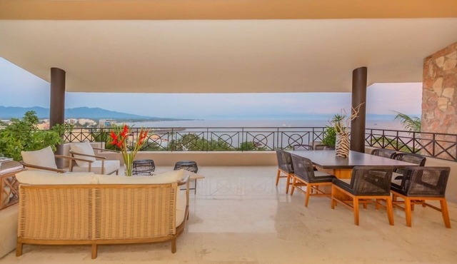 MAY DATES AVAILABLE - Ocean View Penthouse, HDM, Golf Cart & Housekeeper/Cook