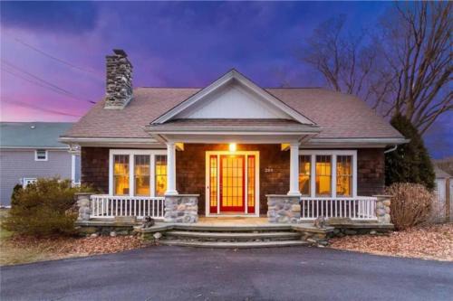 Middletown Bungalow w/Hot Tub and Private Yard - RIBryan Properties in Middletown
