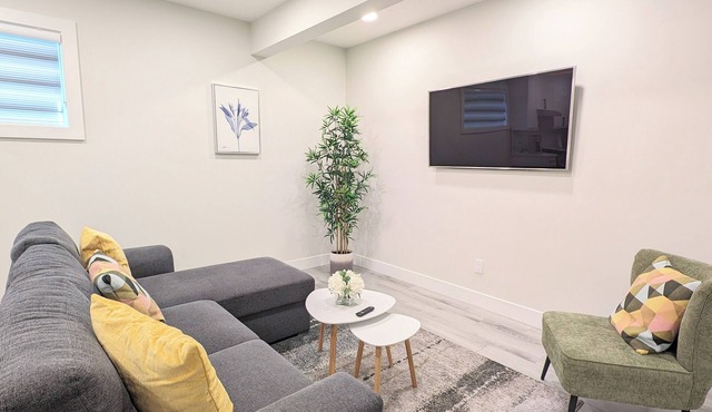 Modern 2 Bedroom Suite - 10 mins to WEM in Edmonton