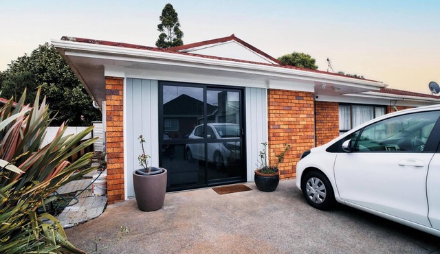 Modern Auckland Private Unit Retreat in Papatoetoe