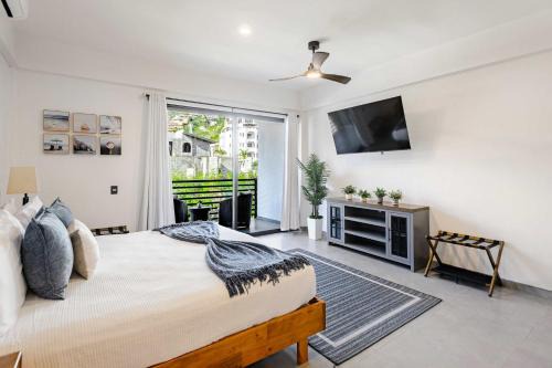Modern Condo Walk to Marina, Dining & Nightlife