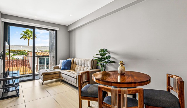 Modern condo with rooftop pool, balcony, gas grill & gym access
