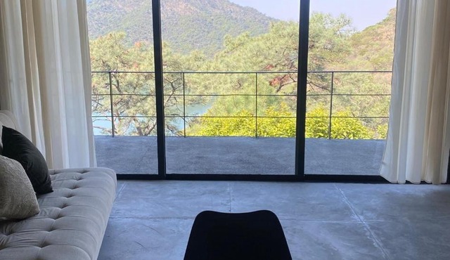 "Modern Loft Spectacular View of Mountain and Lake