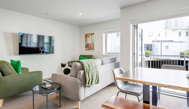 Morningside Modern 3BR Home with Double Parking in Auckland Central