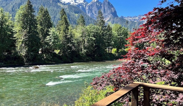 Mountain View Cabin w/amazing mountain views, hot tub, wifi, wood stove in Gold Bar