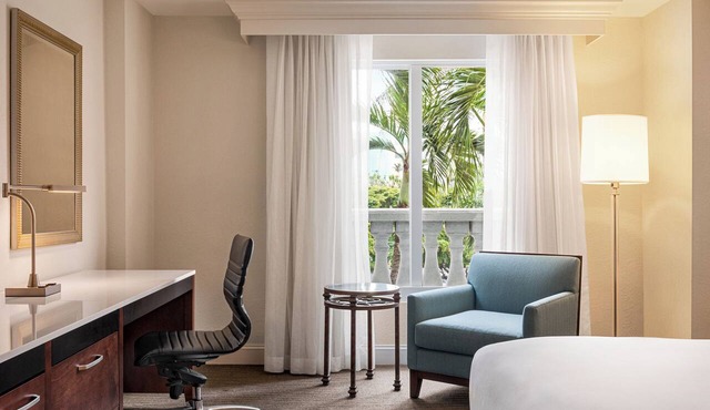 Naples Vacation Awaits! Elegant King Unit, Pool, Short Drive to the Beach in Naples
