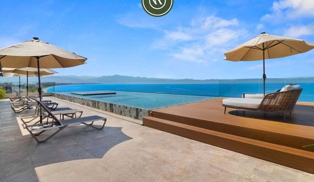 New Stylish 1 BR Condo - Ocean Views - Flex Room