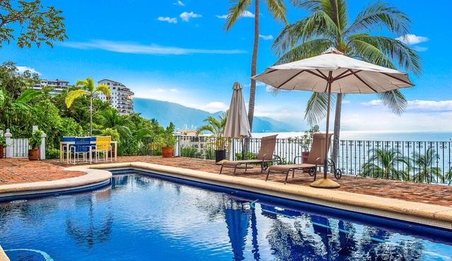 Ocean-view Conchas Chinas 3BR near beaches, dining, nightlife