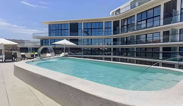 Pacific coast escape w/pool & beach access