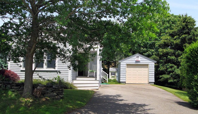 Paradise Valley Cottage 1 mile From Second Beach in Middletown