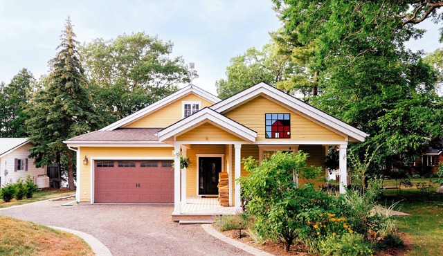 PEC Lakeside Cottage | Hot Tub, Modern Comforts & Year-Round Escape in Prince Edward