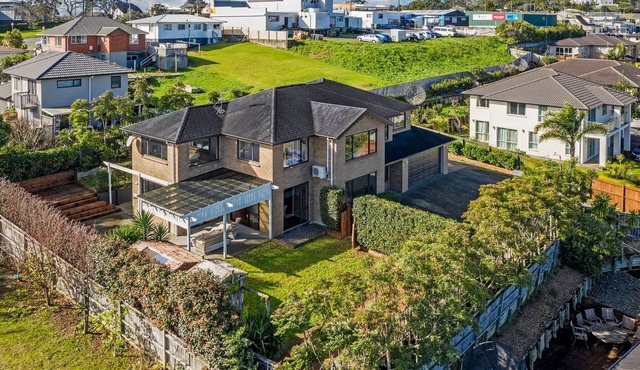 Pinehill Extra-Large 8 Bedrooms House in North Shore