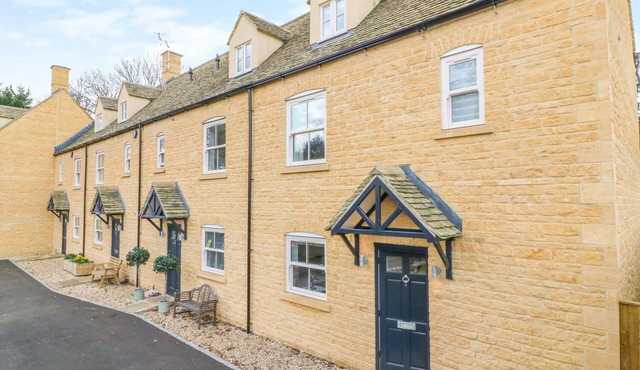 POETS CORNER, family friendly, with a garden in Bourton-On-The-Water in Cheltenham
