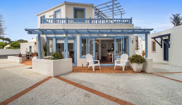 Poolside Waterfront - Orewa Oceanside Villa in Orewa