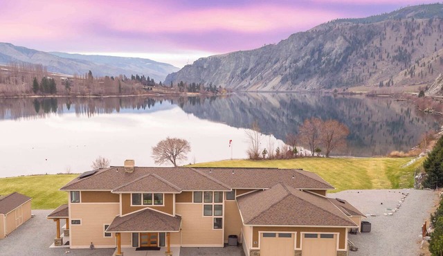 Private beach with panoramic lake views in Entiat