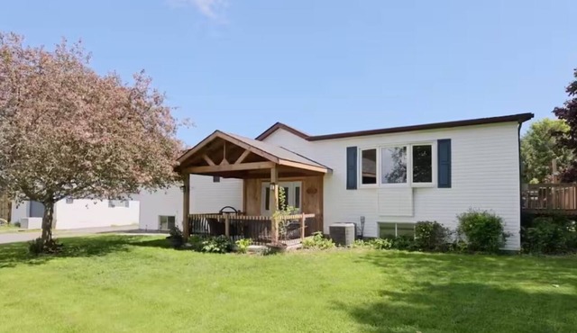 Private Hay Bay Waterfront Napanee w/Pool & Dock in Greater Napanee