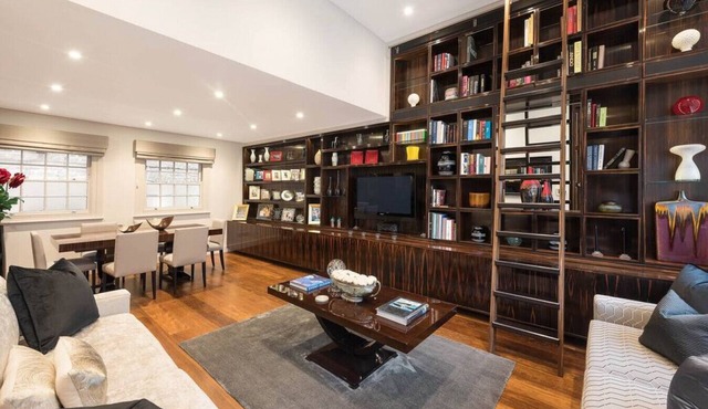 Private Knightsbridge Mews House | Harrods 1min, Parking & Top 5% Rated in Knightsbridge