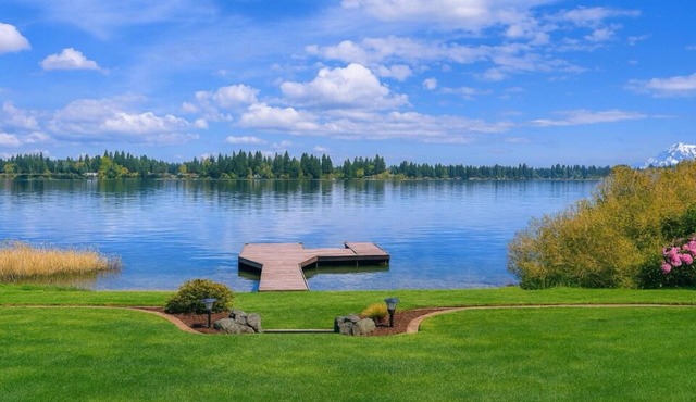 Private Lakefront Urban Oasis. Great Views. Boat, Fish, Jetski, Kayak, or Relax! in Spanaway
