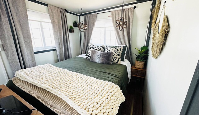Private, Spacious Studio BoxHouse with Office: Queen Bed with Office in Pecos