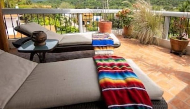 Private, tranquil 2 b. Home just 3 blocks from main st. w/AMAZING roof palapa