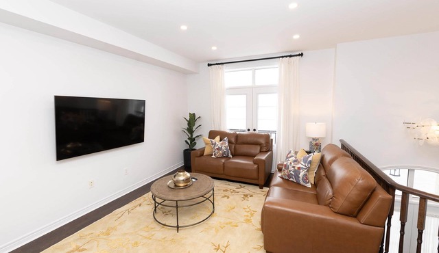 Property in Vaughan, Modern 3BR Property in Vaughan w/Patio & Grill in Vaughan