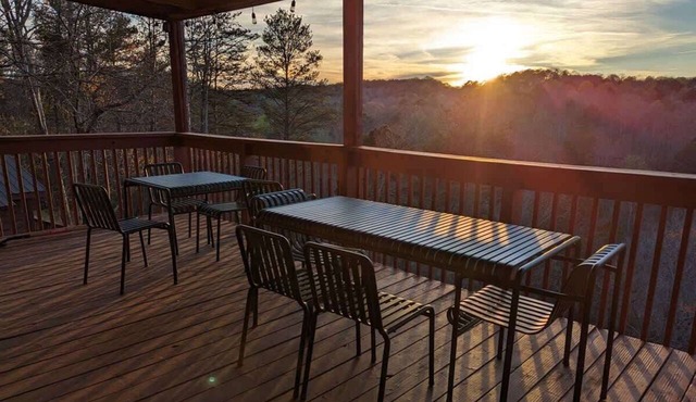 RIVER BEND LODGE- SOQUE RIVERFRONT LOG CABIN in Demorest
