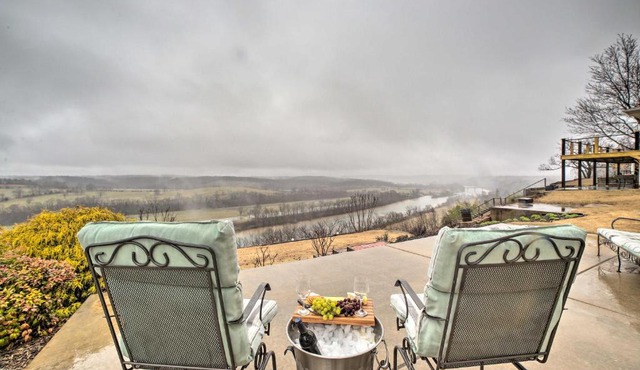 Riverfront Arkansas Retreat Near Fishing & Hiking! in Gassville