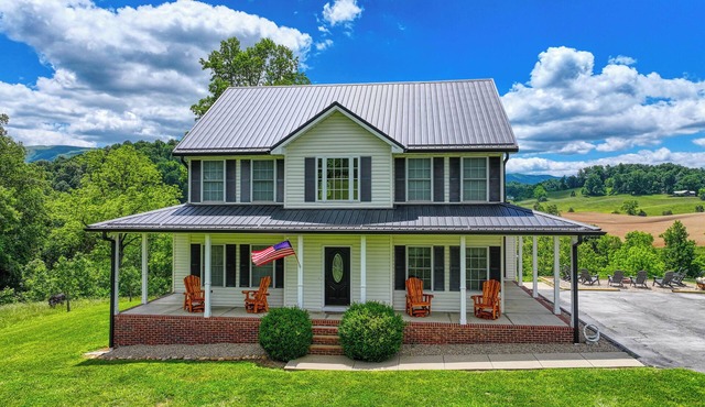 Riverfront home on South Holston River Perfect for Fishing, Hiking, Relaxing in Bristol