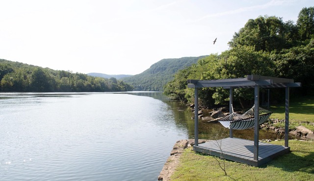 Riverfront home sitting in the heart of the Tennessee River Gorge 4 bdrm/4 bath in Chattanooga