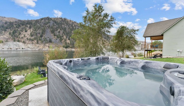 Riverfront: Private Beach, Hot Tub, Sauna, Dock & Boat Launch! in Chelan