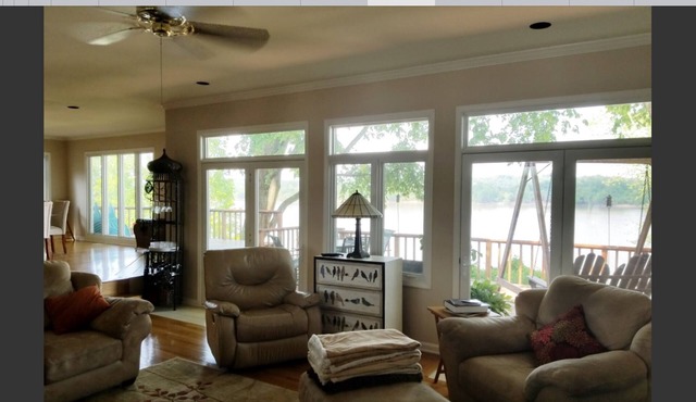 Riverfront retreat. Stunning view. Dock. 20 minutes to downtown Louisville. in Prospect