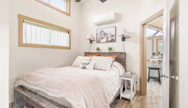 Romantic Tiny Home with Pond, Pier & Firepit in Denison