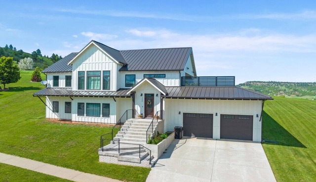 Roof Top Deck-Hot Tub-Steam Shower-Arcade Games-4car Garage-Chef`s Kitchen in Spearfish