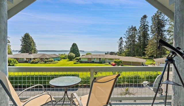 Seashell Cottage w/Ocean Views, Hot Tub & Game Room: Ideal for Family & Pets in Blaine