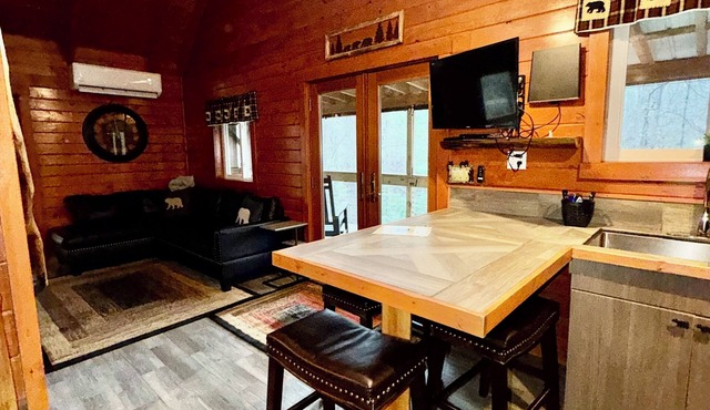 Secluded Tree House Cabin Theme in RRG Hot Tub Pet Friendly Guest Fav in Campton