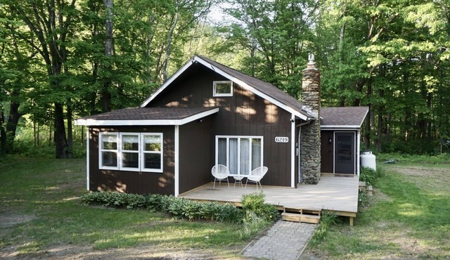 Ski-Hike-Relax! Remodeled cottage with White River access in the Green Mountains in Stockbridge