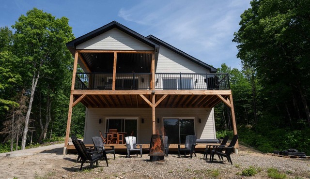 Spa and Lakefront | Oasis des chutes in Chute-Saint-Philippe