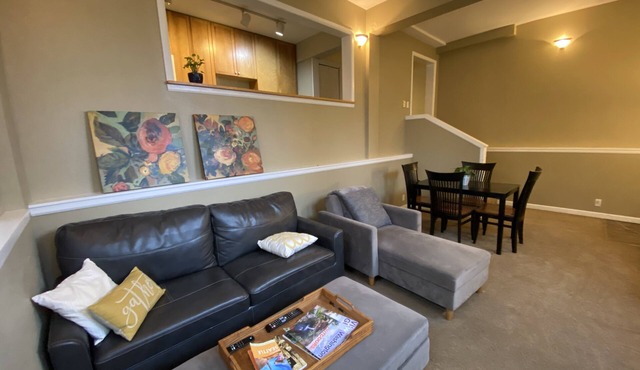 Spacious 2Bdrm walkable to UW, Shopping and More in Seattle