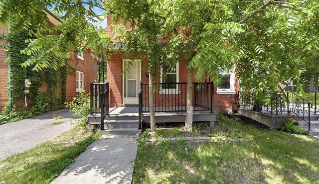 Spacious 3BR Two-Level Apt · Monthly Stays · Sleeps 5 · In-Unit Laundry in Brantford