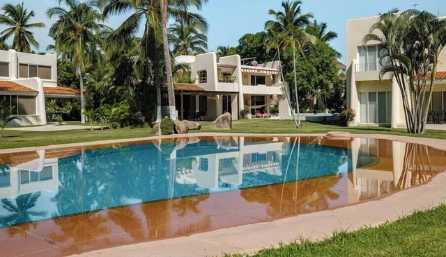 Spacious 5BR Acapulco condo with pool & spa access