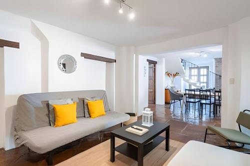 Spacious House in the Heart of the City Center | 4 Bedrooms + Parking